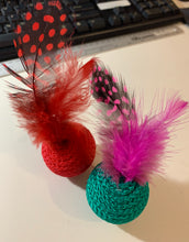Load image into Gallery viewer, Cat Toy Balls With Feathers

